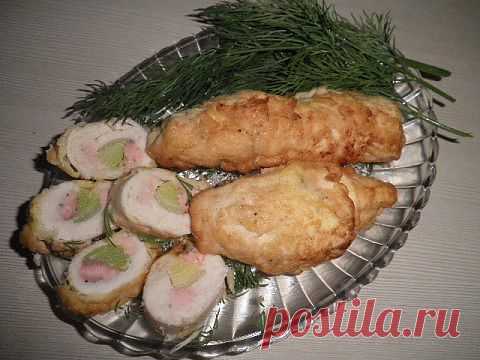 Куриные рулетики с красной рыбой
Ингредиенты:
500г куриной грудки,
100г малосоленой горбуши (можно взять другую рыбу),
лук порей,
1 сырое яйцо,
2 ст. ложки муки,
1 ст. ложка кунжута,
долька лимона,
соль, перец, масло для жарки.