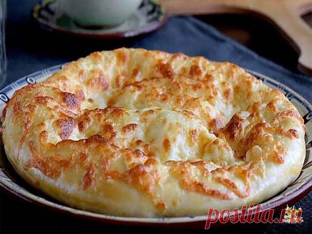 Хачапури - самый лучший рецепт! 
РЕЦЕПТ:
Мука - 3 стакана
Кефир - 1 стакан
Яйцо - 2 штуки
Сахар - 1 чайная ложка
Соль - 1 чайная ложка
Сода - 0,5 чайной ложки
Масло растительное - 1 столовая ложка
Сыр твёрдый - 400 грамм
Масло сливочное - 50 грамм.
ПРИГОТОВЛЕНИЕ:
1. В кефир добавить 1 яйцо, соль, сахар, растительное масло и всё хорошо перемешать.
2. В 2 стакана просеянной муки добавляем соду, перемешиваем и соединяем с кефиром. Замешиваем мягкое тесто, посыпая понемногу ос...