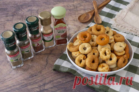 TARALLUCCI SALATI MILLEGUSTI | Fatto in casa da Benedetta I tarallucci salati millegusti, sono dei taralli fatti in casa friabili e saporiti, preparati con erbe e spezie che donano ai taralli un sapore e un profumo