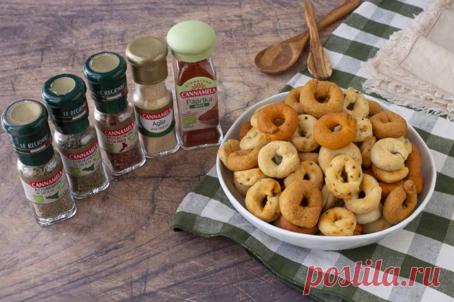 TARALLUCCI SALATI MILLEGUSTI | Fatto in casa da Benedetta I tarallucci salati millegusti, sono dei taralli fatti in casa friabili e saporiti, preparati con erbe e spezie che donano ai taralli un sapore e un profumo