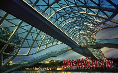 Мост Мира над рекой Кура в Тбилиси.