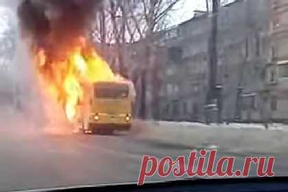 В российском городе загорелся пассажирский автобус. На улице Карла Маркса около торгового центра «Стрелка» в Хабаровске загорелся пассажирский автобус. В салоне автобуса находились 22 пассажира, все они успели эвакуироваться самостоятельно до приезда пожарных. В результате происшествия никто не пострадал. ЧП попало на камеру, видео опубликовано в сети.