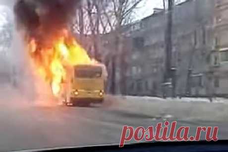 В российском городе загорелся пассажирский автобус. На улице Карла Маркса около торгового центра «Стрелка» в Хабаровске загорелся пассажирский автобус. В салоне автобуса находились 22 пассажира, все они успели эвакуироваться самостоятельно до приезда пожарных. В результате происшествия никто не пострадал. ЧП попало на камеру, видео опубликовано в сети.