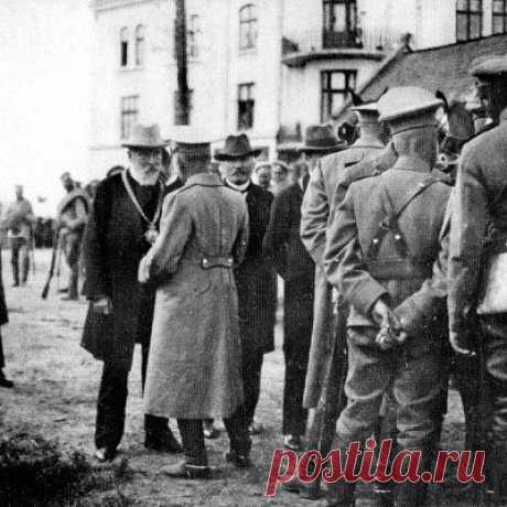 Вице-президент Львова Рутовский вручает ключи от Львова генералу В.П.Роде, 1914 г. / Историческая справка