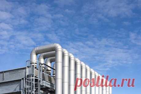 Резкий рост цен на газ в Европе объяснили. Ведущий аналитик ФНЭБ Игорь Юшков заявил, что Европа вступает в сезон летнего кондиционирования, что провоцирует рост спроса и цен на газ. Два пика потребления, летний и зимний, становятся новой нормой для Европы, особенно в условиях, когда лето становится все более засушливым.