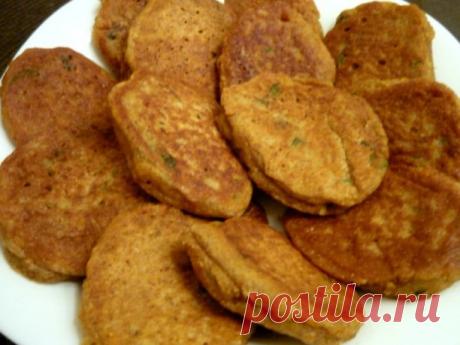 ПОСТНЫЕ ОВОЩНЫЕ ОЛАДУШКИ. 
сырой картофель - 2 шт 
лук репчатый - 1 шт 
морковь сырая - 1 шт 
пару стеблей любой зелени, 
соль, кориандр 
1 ст л пшеничных отрубей 
2 ст.л. муки грубого помола 
3 ст.л. пшеничной муки 
1/3 стакана рассола или воды 
половина чайной ложки соды 

Картофель, лук и морковь очистить, вымыть, обсушить и натереть на мелкой терке под картофель (с круглыми отверстиями). Добавить соль, нарезанную зелень, кориандр и рассол. Рассол можно использовать люб...