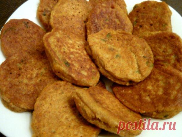 ПОСТНЫЕ ОВОЩНЫЕ ОЛАДУШКИ. 
сырой картофель - 2 шт 
лук репчатый - 1 шт 
морковь сырая - 1 шт 
пару стеблей любой зелени, 
соль, кориандр 
1 ст л пшеничных отрубей 
2 ст.л. муки грубого помола 
3 ст.л. пшеничной муки 
1/3 стакана рассола или воды 
половина чайной ложки соды 

Картофель, лук и морковь очистить, вымыть, обсушить и натереть на мелкой терке под картофель (с круглыми отверстиями). Добавить соль, нарезанную зелень, кориандр и рассол. Рассол можно использовать люб...