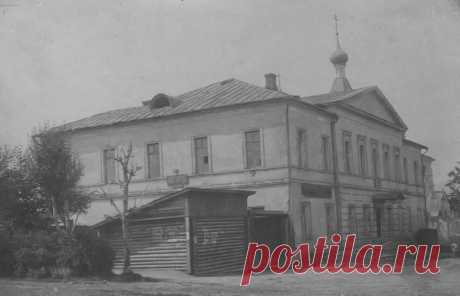 Присутственные места (казначейство) в Дмитровском кремле

Присутственные места выстроены в 1810 г. Е.Я. Петровым; занимают двухэтажный корпус "покоем", обладающий симметричной структурой. Ось лицевого фасада подчеркнута пятиоконным ризалитом с деревянным фронтоном и легкими белокаменными сандриками над окнами. Его нижняя часть отделана ленточным рустом. Скромная, не лишенная изящества архитектура здания характерна для своего времени. Перекрытия балочные, в одном из нижних ...