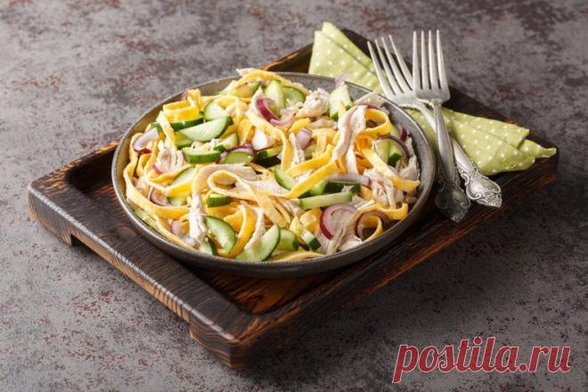 Как приготовить министерский салат: рецепт с блинами
Очень вкусное блюдо, которое отлично подойдёт для угощения на Масленицу и в любой другой день. 

Рассказываем, как приготовить министерский салат с блинами (рецепт ниже). Название у салата громкое, хотя делают его из простых продуктов. Так что угощение будет вкусным и относительно недорогим.