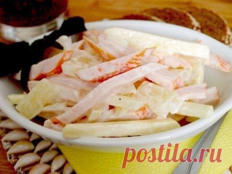 Салат с копченой курицей, яблоком и ананасом / Свежие рецепты