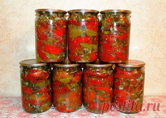 Перчик по -армянски

Это безумно вкусная заготовка, которую я в обязательном порядке готовлю каждый год. Советую и вам попробовать.

Приготовление:

5 кг перца сладкого, порезать на 2-4-6 частей, в зависимости от размера.
Пучок петрушки порубить.
300 гр чеснока порезать тонкими пластинками.
500 гр моркови на корейскую терку.
Сварить маринад:

1,5 л воды
120 г соли
250 г сахара
5 лавровых листов
12 горошин душистого перца
1 стакан растительного масла (я использовала стакан ...