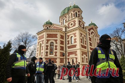 На Украине заявили о нехватке законов для перехода храмов УПЦ к ПЦУ. Депутат Верховной Рады Тарас Батенко заявил, что на Украине не хватает законов, чтобы обеспечить переход храмов канонической Украинской православной церкви (УПЦ) к Православной церкви Украины (ПЦУ). Он выразил уверенность, что процесс перехода храмов от УПЦ к ПЦУ или «к какой-либо другой конфессии» не остановить.