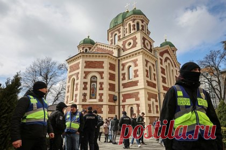 На Украине заявили о нехватке законов для перехода храмов УПЦ к ПЦУ. Депутат Верховной Рады Тарас Батенко заявил, что на Украине не хватает законов, чтобы обеспечить переход храмов канонической Украинской православной церкви (УПЦ) к Православной церкви Украины (ПЦУ). Он выразил уверенность, что процесс перехода храмов от УПЦ к ПЦУ или «к какой-либо другой конфессии» не остановить.