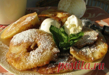 Яблоки в кляре с корицей