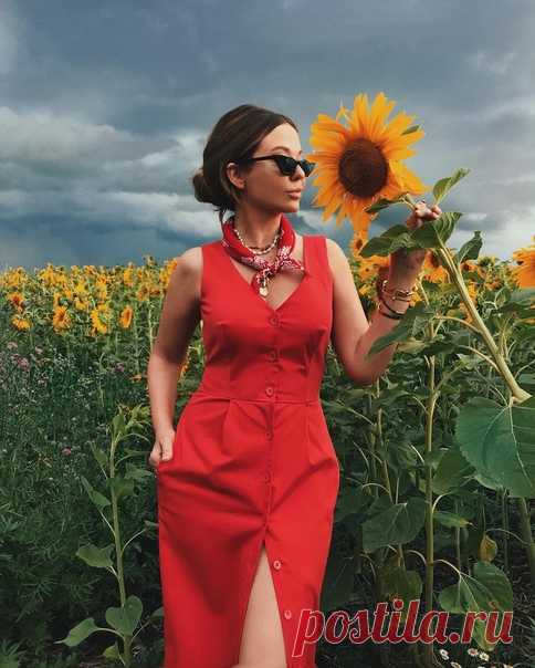 Сарафаны для офиса: 10 великолепных идей для соблюдения дресс-кода

Есть мнение, что сарафан – летняя одежда, но это не так, в зависимости от цвета и кроя можно выделить отдельно сарафаны для офиса. Все чаще именно этот элемент одежды заменяет строгий дресс-код, подразумевавший только брючные костюмы и платья ниже колен. Девушки могут комбинировать сарафан с различными вещами из своего гардероба, при этом соблюдать дресс-код и выглядеть великолепно. В этой статье рассмотри...