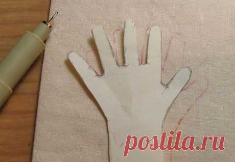 СЕКРЕТЫ МАЛЕНЬКИХ ПАЛЬЧИКОВ ДЛЯ ТЕКСТИЛЬНОЙ КУКЛЫ
Весь фокус в том, чтобы иметь правильные инструменты.
Сделайте шаблон для кукольной руки. Переведите шаблон руки на сложенную вдвое ткань, а затем прошейте прямо по линии, что вы нарисовали с очень крошечной длиной стежка. Убедитесь, что по крайней мере есть один стежок между пальцами, чтобы, когда вы вырежете их позже, получится кривая. Ткани гораздо труднее вывернуть чем трикотаж, но зато можно сделать ручки меньше, пот...