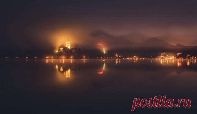 Рассвет на озере Блед в Словении