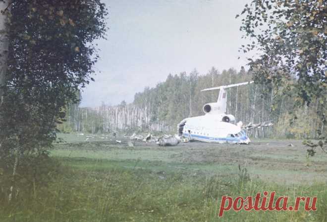 Крупнейшие авиакатастрофы в СССР | Чёрт побери Крушение Junkers F 13 в Грузии В Советском Союзе тоже случались авиационные катастрофы, причем их было немало. Правда, в подавляющем числе случаев информация о них тщательно скрывалась. Но, например, студентке Ларисе Савицкой удалось выжить после столкновения авиалайнера с бомбардировщиком на высоте 5.000 метров и рассказать журналистам, что случилось. Первое падение самолета датируется 22 марта 1925 годом около Тифлиса.   Пас...