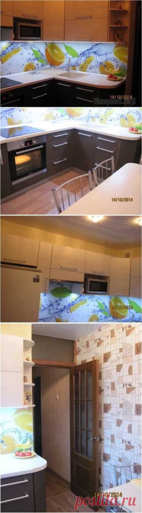 Угловая бежево-коричневая кухня 7 кв.м. с фартуком с апельсинами