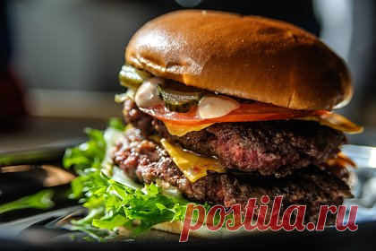 Мужчина попытался проглотить гигантский бургер и повредил мозг