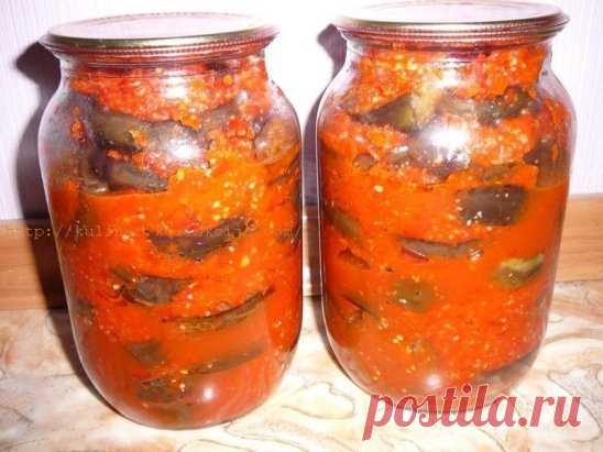 ОЧЕНЬ ПРОСТАЯ И ВКУСНАЯ ЗАГОТОВКА НА ЗИМУ ИЗ БАКЛАЖАНОВ, ПЕРЦА И ПОМИДОРОВ
Из количества овощей, указанных в рецепте, получается 5 литровых баночек и еще остается небольшая порция на пробу. 
Ингредиенты:
3 кг баклажанов; 
3 кг помидор; 
1 кг сладкого перца; 
2 головки чеснока; 
2 штучки горького перца; 
По большому пучку зелени укропа и петрушки; 
0,5 стакана сахара;
2,5 столовых ложки соли; 
3 столовых ложки 9% уксуса; 
Растительное масло.
Приготовление:
1. Все овощи хорошо вымыть, дать стеч