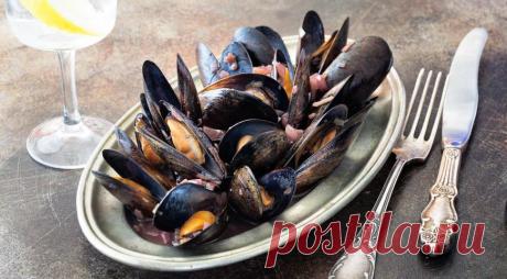 Мидии в соусе с портвейном - ПУТЕШЕСТВУЙ ПО САЙТУ. В магазинах появились вот такие мидии в ракушках, варить их быстро и просто. Все нераскрывшиеся мидии выбросьте – они испорчены. Подавайте мидии сразу же на стол. ИНГРЕДИЕНТЫ 1,5 кг живых мидий 150 мл недорогого портвейна 4 луковицы шалота 3–4 зубчика чеснока 60 г сливочного масла соль, свежемолотый черный перец ПОШАГОВЫЙ РЕЦЕПТ …