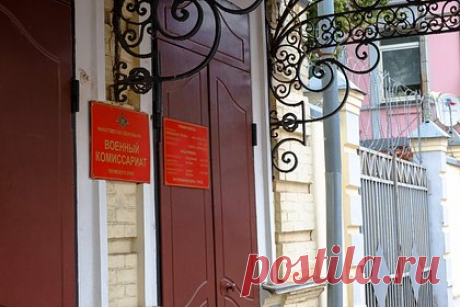 В российском городе третьеклассник поджег военкомат. Ученик третьего класса устроил поджог на территории военкомата во Владивостоке. Сбежать от правоохранителей ему не удалось, мальчика задержали. Полицейским школьник заявил, что просто решил побаловаться. По данным Shot, у ребенка диагностировано замедленное психическое развитие.