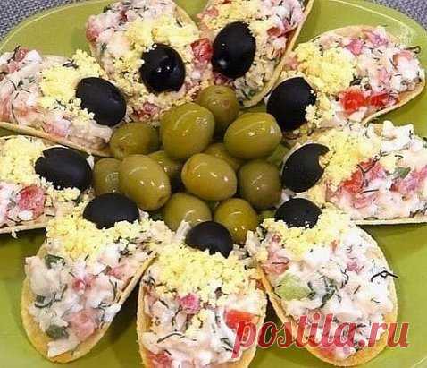 Сырная Закуска на Чипсах 
Дорогие друзья, приближаются новогодние праздники, пора составлять меню на праздничный стол. 
Давайте вместе придумаем начинку для этой красивой и оригинальной закуски. 
Я предложила четыре варианта, напишите какой вам больше понравился или предложите свой. 

Начинка 1:
Яйца, сыр, помидор( без мякоти), чеснок, зелень, майонез 

Начинка 2:
Яйца, красная рыба, помидор( без мякоти), сыр, майонез 

Начинка 3:
Свежий огурец, копченая курица, грецкий орех, черно