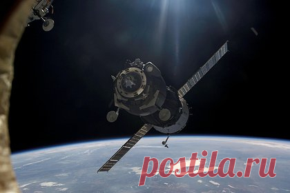 Корабль Crew Dragon с россиянином на борту вернулся на Землю