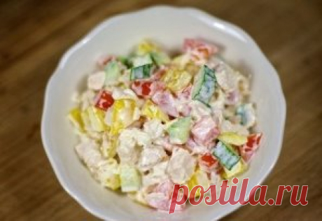 Салат с курицей и овощами
Количество порций: 2 шт.
Ингредиенты:
Куриное филе — 300 г
Перец болгарский — 1 шт.
Помидоры — 3 шт.
Огурцы — 2 шт.
Сыр тертый — 0,5 чашки
Майонез — по вкусу
Соль — по вкусу
Перец — по вкусу
Приготовление:
1. Куриное филе положите в кастрюлю с кипящей подсоленной водой и отварите в течение 20 минут (до готовности).
2. Болгарский перец очистите от семян и мембран, нарежьте некрупным кубиком и положите в салатницу.
3. Куриное филе остудите, нарежьте кубиком аналогичн