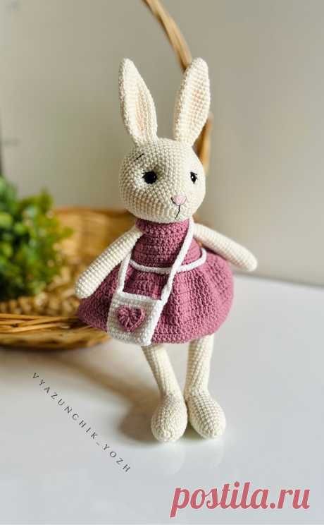 PDF Крольчиха Зои крючком. FREE crochet pattern; Аmigurumi toy patterns. Амигуруми схемы и описания на русском. Вязаные игрушки и поделки своими руками #amimore - заяц, зайчик, большой кролик из обычной пряжи, зайчонок, зайка с сумочкой, крольчонок в платье.