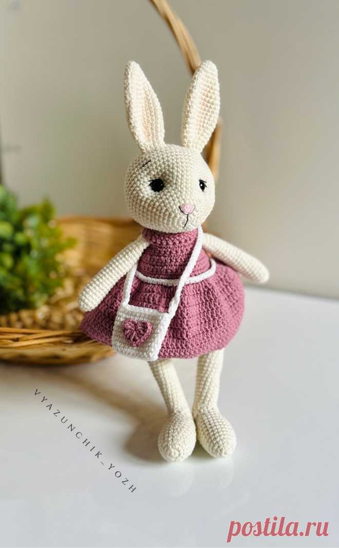 PDF Крольчиха Зои крючком. FREE crochet pattern; Аmigurumi toy patterns. Амигуруми схемы и описания на русском. Вязаные игрушки и поделки своими руками #amimore - заяц, зайчик, большой кролик из обычной пряжи, зайчонок, зайка с сумочкой, крольчонок в платье.