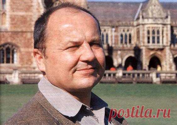 Впервые появившиеся в 1990-х книги Владимира Резуна, пишущего под псевдонимом Виктор Суворов, до сих пор продолжают служить поводом для горячих споров. И хотя они вызывают раскол в обществе, определенная польза от них есть.