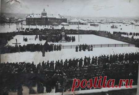 100 лет назад, 4 января 1919 г. Красная армия освободила г. Борисоглебск » Клуб КЛИО
Похороны жертв белогвардейского нашествия на Борисоглебск отрядов генерала Гусельщикова 20 декабря 1918 года. За две недели было замучено и расстреляно более 500 человек
Борисоглебск. 14 января 1919 г.