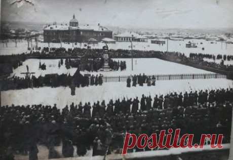100 лет назад, 4 января 1919 г. Красная армия освободила г. Борисоглебск » Клуб КЛИО
Похороны жертв белогвардейского нашествия на Борисоглебск отрядов генерала Гусельщикова 20 декабря 1918 года. За две недели было замучено и расстреляно более 500 человек
Борисоглебск. 14 января 1919 г.