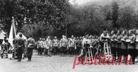 Кропление святой водой офицеров и солдат Петергофского гарнизона после молебна в присутствии Императора Николая II / Историческая справка