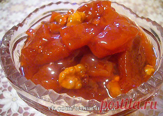 Кабачковое варенье с лимоном и орехом
Ингредиенты:
Кабачки - 1кг.
Сахар - 1кг.
Орехи грецкие - 100г.
Лимоны - 1шт.
Вода - 1стакан.

Приготовление:
Кабачки  очищаем, нарезаем кубиками.
Варим сироп: сахар высыпаем кастрюлю, добавляем воду и доводим до кипения. Регулярно мешаем пока сахар не растворится.
Высыпаем к сиропу кабачки, снова доводим до кипения, образующуюся пенку снимаем с помощью шумовки. Варим 5-7 минут и снимаем с огня.

Теперь наши кабачки должны слега остыть ...