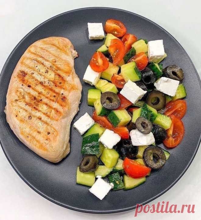 Куриная грудка с салатом (сыр, томаты "Черри", маслины, огурец)