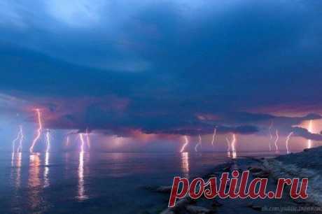 Гроза у побережья Черного моря в районе Анапы