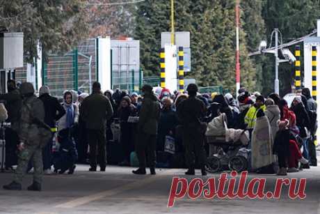 В Словакии ввели режим ЧС из-за наплыва украинских беженцев. В Словакии ввели режим ЧС из-за приезда в страну беженцев с Украины. В постановлении кабмина говорится, что эта мера принимается для того, чтобы создать условия для предотвращения и снижения негативных последствий из-за прибытия на территорию государства большого количества иностранцев.
