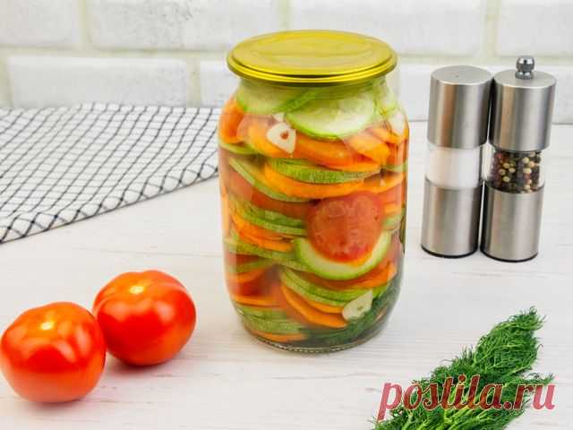 Маринованные кабачки на зиму в банках – пошаговый рецепт приготовления с фото Маринованные кабачки по нашему рецепту — вкусная закуска на зиму, которая сохраняет краски лета и радует своим внешним видом. Овощи сохраняют все свои полезные свойства, вкус и аромат, а маринад лишь помогает им ярче раскрыться.
 Для заготовок выбирайте спелые и свежие овощи без изъянов, темных пятен и следов гниения. Банки и крышки стерилизуйте, чтобы они не “взорвались” раньше времени.