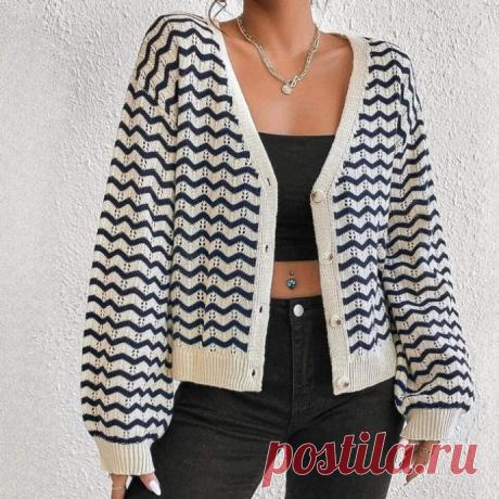 Двухцветный кардиган спицами в зигзаг полосочку