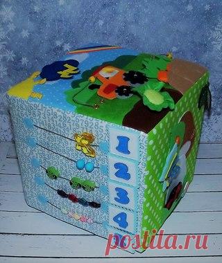 Развивающий кубик для малышей

1 грань: Счеты. Цифры на липучках

2 грань: Гриб с насекомыми и заданиями на разные виды застежек. Бабочка крепится к шляпке гриба на липучке, листочек застегивается на пуговицу, божья коровка на магнитной кнопке. Так же на этой грани есть акриловые листочки и деревянная пуговка-улитка
Показать полностью…