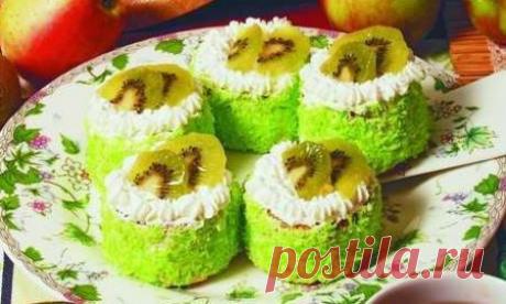 Для приготовления этого десерта нам понадобятся следующие ингредиенты: 
во первых – для приготовления теста нам понадобится: один стакан муки, сахара. Пять яиц, одна столовая ложка подсолнечного масла. Для прослойки нужны следующие продукты:
один стакан тридцати процентных сливок, три столовых ложки – сахара. Грамм восемь желатина. Два киви. Для украшения понадобятся: кокосовая стружка зеленого цвета и два киви.