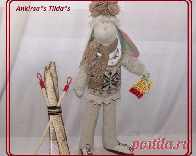 Тильда-Зая лыжница. Шарфик связан и бубон шапочки изготовлен из 100%хлопка.Зая имеет рост 40 см.