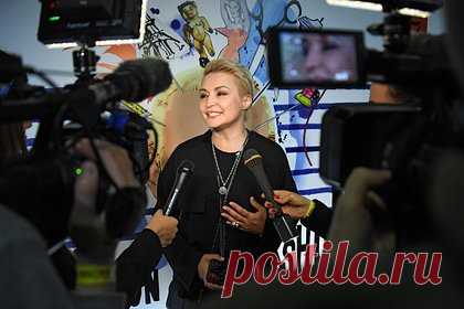Катя Лель рассказала о выручившем ее Максиме Галкине. Известная российская певица Катя Лель поделилась историей о том, как комик и телеведущий Максим Галкин (внесен Минюстом в реестр иноагентов) выручил ее на сцене. По словам поп-исполнительницы, случай произошел в начале ее карьеры, когда она давала много концертов и не успевала полноценно отдохнуть.