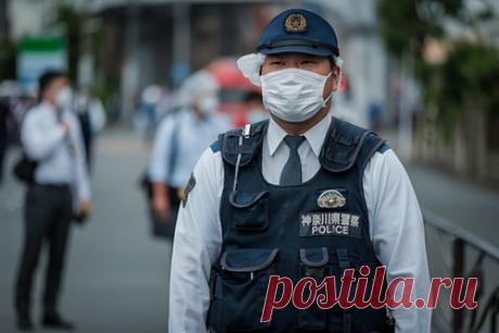 Японские байкеры напали на отделение полиции из-за избитого подростка. В японском городе Окинава несколько сотен молодых людей закидали полицейский участок камнями, петардами и яйцами. Инцидент произошел в ночь на пятницу, 28 января. Поводом для массового нападения на участок стали сообщения о том, что полицейский ударил дубинкой по лицу 17-летнего подростка.