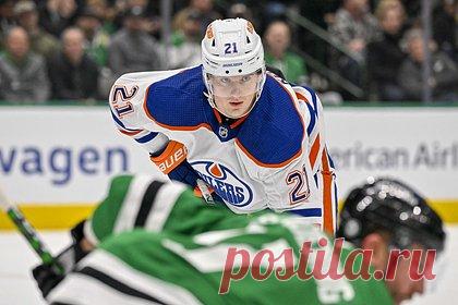 Российский хоккеист подрался с американцем в матче НХЛ. Российский форвард клуба Национальной хоккейной лиги (НХЛ) «Эдмонтон Ойлерс» Клим Костин поучаствовал в драке в матче регулярного чемпионата против «Сиэтл Кракен». Оппонентом россиянина стал американский форвард команды соперника Джон Хэйден. Костин смог повалить американца на лед,