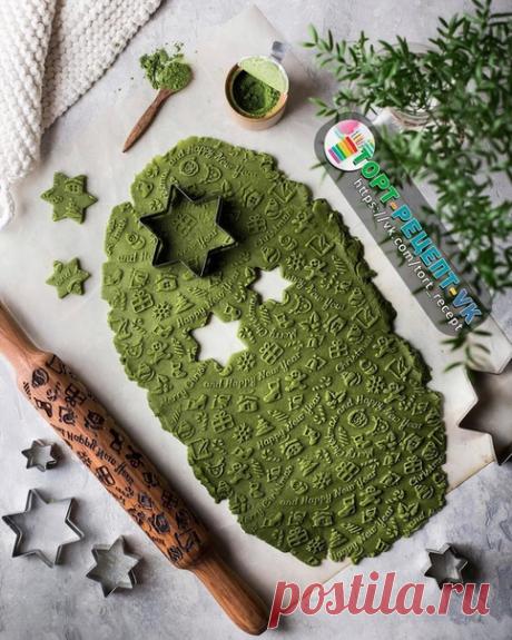 ЛЮБИМЫЙ РЕЦЕПТ НОВОГОДНЕГО ПЕЧЕНЬЯ! 

Мой любимый рецепт теста для новогодних печенек с небольшой вольностью в виде матча - очень удобно делать сразу зелёные ёлки, кстати.

- Ингредиенты:
⠀
150 гр. пшеничной муки,
100 гр. рисовой муки,
1-2 ч.л. матча (зависит от желаемой интенсивности вкуса и цвета),
10 гр. разрыхлителя,
щепотка соли,
30 мл. растительного масла,
4 ст.л. холодной воды,
4-6 ст.л. мёда (количество регулируется консистенцией теста - не должно крошиться или быт...