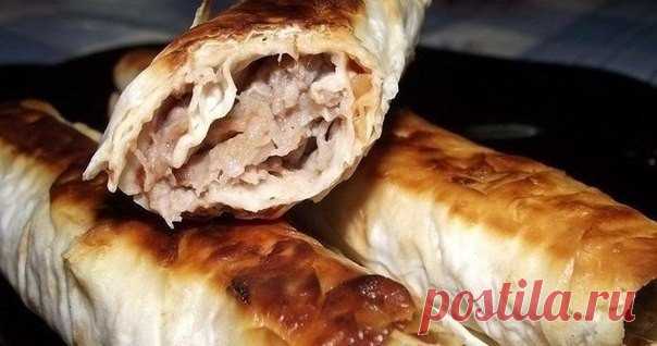 Хрустящие трубочки с мясом к завтраку — роскошное угощение! 
        Вы будете очарованы!
Ингредиенты:
Лаваш тонкий — 4 листаФарш с луком и специями — 200 грЯйцо — 2 штКетчуп острый
Приготовление:
Разрезаем лаваш на небольшие куски, смазываем их кетчупом. Зате…